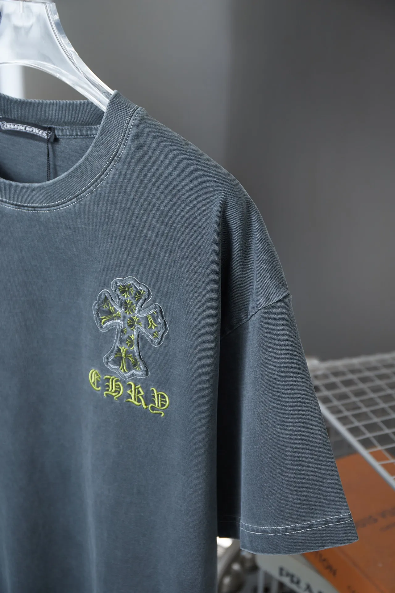 🅿️230 Ch*ome Hearte 25SS early spring new style Croix heart patch embroidered logo short sleeves Light luxury essential item for daily commuting for men and women Correct version Welcome to compare Detailed features · 320g 100% pure cotton double yarn jersey fabric · Custom dyed in the same vat with special thickened 32 count double-ply 1X1 thread · Front and back patch embroidery of Croix heart pattern · Ready-made garment dyeing Then do the faded fried snowflake process, then wash and make it look old · General washing to improve the effect · Double-needle stitching and seam-crossing process · Original main mark, washed tag, brand moisture-proof paper packaging Color: black gray red/black gray yellow Size: S/M/L/XL